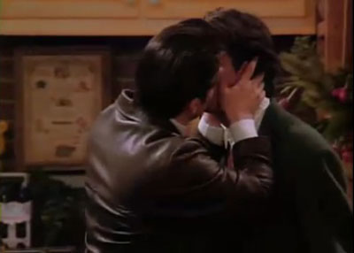 Joey 吻了Chandler
